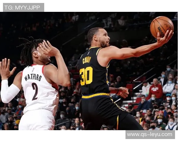 克拉克斯顿上半场表现惊艳7投5中砍下11分8篮板外线命中率完美